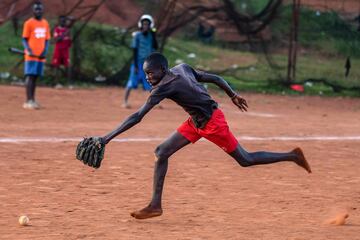 El fot車grafo de AFP, Badru Katumba, ha realizado un reportaje visual sobre c車mo son las condiciones de los m芍s j車venes aficionados al b谷isbol en Gayaza, ciudad en el distrito de Wakiso en la regi車n de Buganda en Uganda.