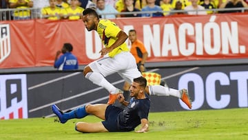El colombiano Miguel Ángel Borja (arriba) en acción ante el estadounidense Matt Miazga