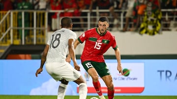 San Pedro (Cote D''ivoire), 30/01/2024.- Selim Amallah of Morocco (r) challenged by Grant Gomolemo Kekana of South Africa (l) during the 2023 Africa Cup of Nations round of 16 match between Morocco and South Africa at Laurent Pokou Stadium, San Pedro, Cote dIvoire on 30 January 2024. (Costa de Marfil, Marruecos, Sud¨¢frica) EFE/EPA/Gavin Barker / BackpagePix This image is intended for Editorial use (e.g. news articles). Any commercial use (e.g. ad campaigns) requires additional clearance. Contact: photo¡¤backpagemedia.co.za for more information