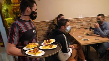 Interior de un bar en Santiago de Compostela, A Coruña, Galicia (España), a 4 de diciembre de 2020. Hoy se reabre la hostelería en toda Galicia, aunque en distinto grado en función de los datos de los contagios de coronavirus, y podrá haber reunión de convivientes en todos los puntos de la geografía, también con limitaciones en el número. No se introducen cambios en el interior de los comercios, donde seguirá habiendo aforos del 50 por ciento, así como tampoco en el transporte público, que mantendrá las mismas condiciones que en las últimas semanas.
04 DICIEMBRE 2020;HOSTELERÍA;RESTAURACIÓN;BARES;RESTAURANTES;APERTURA COVID-19;CORONAVIRUS
Álvaro Ballesteros / Europa Press
04/12/2020