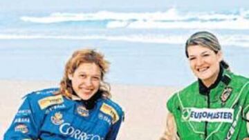 <b>DOS AVENTURERAS. </b>Amparo Ausina (izquierda) y Ludivine Puy en la llegada a Dakar en 2005.