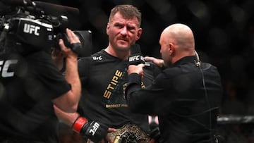 Stipe Miocic con su cinturón de campeón de los pesos pesados.