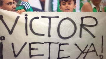 La pancarta que intentó retirar la seguridad del Benito Villamarín.