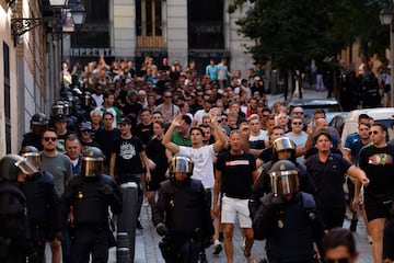 Agentes de polic¨ªa escoltan a los seguidores del Feyenoord desde la Plaza Mayor de Madrid hasta los alrededores del Metropolitano.