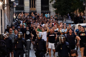 Agentes de policía escoltan a los seguidores del Feyenoord desde la Plaza Mayor de Madrid hasta los alrededores del Metropolitano.