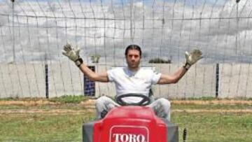 <b>CONVENCIDO. </b>Sorrentino podría defender por última vez este domingo la portería albiazul, aunque su primer deseo es salvarse y ya después negociar con el Recre.