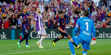 Esta vez fue Dembélé quien se movió por la zona y tras amagar con el tiro en diagonal da un pasito hacia fuera con el balón y se la deja a Pedri en el punto de penalti. Este entra solo y en carrera y la ajusta con música al palo derecho con el interior.