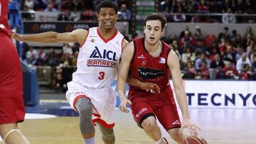 Sergi García controla el balón ante Michael Machado.