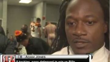 Mientras Adam Jones era entrevistado, algunos de sus compañeros aparecieron desnudos en la TV.