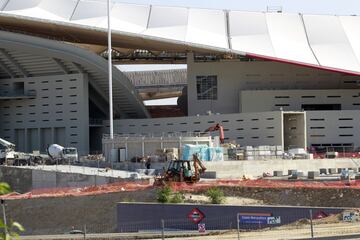 Obras en los accesos desde la boca de Metro que da al Estadio.
