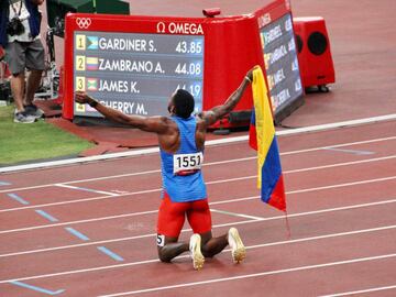 El colombiano se convirtió en el tercer atleta del país en ganar medalla en atletismo en unos Juegos Olímpicos. Es el primer hombre de Sudamérica en lograr un podio en os 400 metros. 