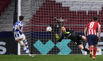 Su fantástica mano contra el Alavés ha podido valer dos puntos fundamentales en la lucha por LaLiga. Intuyó el disparo de Joselu y con mano dura consiguió repelerlo a córner en un paradón en el minuto 85 para un partido solventado por la mínima (1-0). Una parada que también le ayuda en la pelea por su quinto Zamora. Pese a que la tanda de penaltis en la final de Champions le labró una mala fama, Oblak tiene buenos números. De 20 penaltis en Liga ha parado cinco, uno se marchó fuera y 14 acabaron en gol. Además de a Joselu, frenó a Roberto Torres, Jonathan Viera, Aduriz y Fayçal Fajr. Sumando el resto de las competiciones y sin contar las tandas, ha parado ocho penaltis de 28 en el Atlético (en Copa a Messi y en Champions a Müller y Guardado).