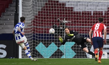 Su fantástica mano contra el Alavés ha podido valer dos puntos fundamentales en la lucha por LaLiga. Intuyó el disparo de Joselu y con mano dura consiguió repelerlo a córner en un paradón en el minuto 85 para un partido solventado por la mínima (1-0). Una parada que también le ayuda en la pelea por su quinto Zamora. Pese a que la tanda de penaltis en la final de Champions le labró una mala fama, Oblak tiene buenos números. De 20 penaltis en Liga ha parado cinco, uno se marchó fuera y 14 acabaron en gol. Además de a Joselu, frenó a Roberto Torres, Jonathan Viera, Aduriz y Fayçal Fajr. Sumando el resto de las competiciones y sin contar las tandas, ha parado ocho penaltis de 28 en el Atlético (en Copa a Messi y en Champions a Müller y Guardado).