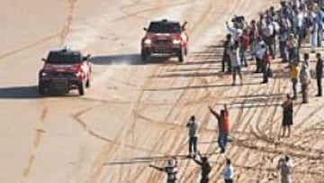 <b>EL GRAN TRIUNFADOR. </b>Peterhansel llegando a las playas de Dakar el pasado año, en lo que fue su primer triunfo en coches tras haber conseguido con anterioridad seis en motos.