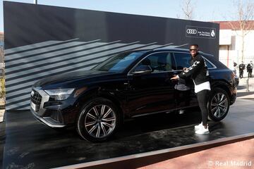 Audi ha hecho entrega hoy de los nuevos coches oficiales a la primera plantilla del Real Madrid. Vinicius.