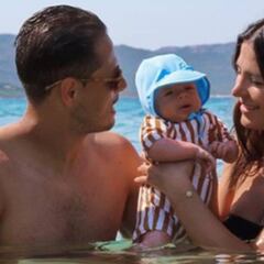 Sarah Kohan responde críticas por llevar a su bebé a la playa