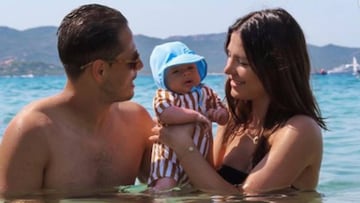 Sarah Kohan, esposa y madre del hijo de Chicharito Hernández ha recibido críticas por meter a su bebé de casi 2 meses al mar, por lo que respondió en su cuenta de Instagram.