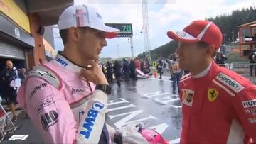 Ocon charlando con P&eacute;rez en tras la clasificaci&oacute;n de Spa.