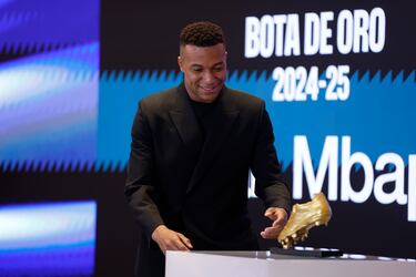 El jugador francés del Real Madrid, Kylian Mbappé, posa con el premio de Bota de Oro 2024/25.