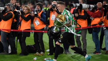 Joaqu&iacute;n, con el trofeo. 