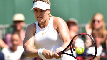 Eugenie Bouchard devuelve una bola ante Gabriella Taylor durante su partido de primera ronda de Wimbledon 2018.