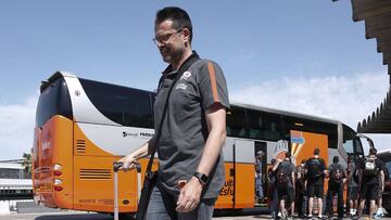 GRA298 VALÈNCIA (COMUNITAT VALENCIANA) 29/05/2017 El entrenador del Valencia Basket, Pedro Martinez, se dirige al avión que trasladará al equipo a Vitoria, donde juegan los dos primeros partidos de semifinales de la Liga Endesa contra el Baskonia.EFE/ Miguel Angel Polo