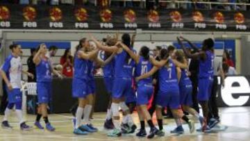 El Perfumerías Avenida celebra un triunfo.