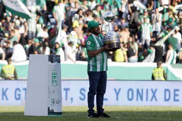 Luis Narváez, de penal, le dio la victoria a los dirigidos por Julio COmesaña. Los verdes, que celebraban el 'Día del Hincha Verdolaga', terminaron con 10.