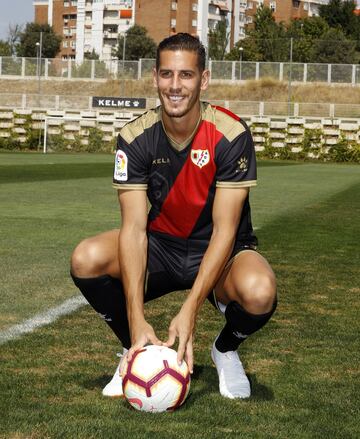 En la temporada 2016/17 debutó con el primer equipo del Real Betis. Ttras su paso por el Levante U. D. llegó al Rayo Vallecano de Madrid.
