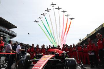 Aviones dibujan la bandera italiana sobre el circuito de Monza.