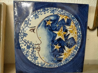 Los colores más oscuros, los diseños más 'nuevos' también forman parte de los talleres tradicionales.