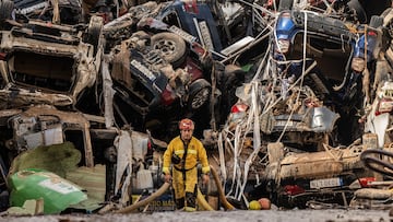 Un miembro del cuerpo de bomberos realizando trabajos de b¨²squeda con los autom¨®viles y los escombros bloqueando un t¨²nel en el l¨ªmite de los municipios de Benet¨²ser y Alfafar despu¨¦s de las tr¨¢gicas inundaciones producidas en Valencia por la DANA el 29 de octubre.