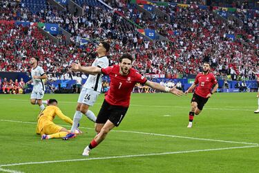 En ese mismo debut perdió contra Turquía, empató contra la República Checa y tuvo una histórica y meritoria victoria ante Portugal por 2-0. Los goladores fueron Kvaratskhelia y Mikautadze de penalti.