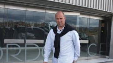 Rafa Berges saliendo de las dependencias del club cordobés tras ser destituido como entrenador.
