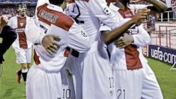 <b>FIESTA. </b>Los jugadores del Sevilla felicitan a Keita después de su gran gol, que abrió la victoria de los locales.