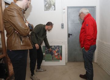 El artista Javi Molina muestra las fotografías del gol de Iniesta con las que se inspira. 