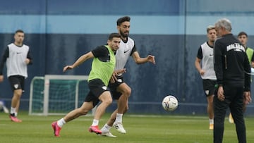 Sergi Pellicer supervisando elentrenamiento. En el centro, con peto blanco, Juande.