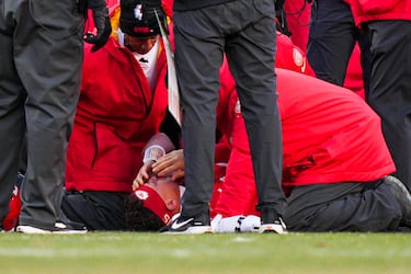 Patrick Mahomes recibe atención médica del equipo tras sufrir una lesión durante el último cuarto contra Los Angeles Chargers en el GEHA Field del Arrowhead Stadium.
