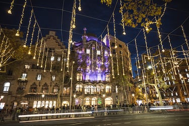 La Navidad comienza oficialmente en Barcelona el sábado 22 de noviembre de 2025, fecha elegida para celebrar el gran encendido de luces. Se realizará en el emblemático Passeig de Gràcia a partir de las 18:00 horas, en un espectáculo con música en directo.