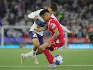 Futbol, Universidad Catolica vs Nublense.
Fecha 19, Liga de Primera 2025.
El jugador de Universidad Catolica Vicente Carcamo, izquierda, disputa el balon contra Jovany Campusano de Nublense durante el partido de primera division disputado en el estadio Claro Arena, Santiago, Chile.
09/10/2025
Felipe Zanca/Photosport
Football, Universidad Catolica vs Nublense.
19th turn, 2025 First division League.
Universidad Catolica player Vicente Carcamo, left, vies for the ball against Jovany Campusano de Nublense during the first division match at the Claro Arena stadium, Santiago, Chile.
09/10/2025
Felipe Zanca/Photosport