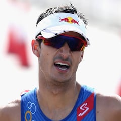 Mario Mola nuevo líder tras encabezar el doblete español