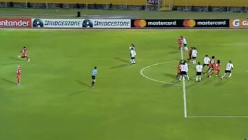 Catalina Usme a punto de marcar el primer gol de Ámerica de Cali en Libertadores