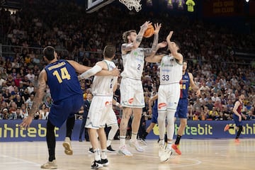 Una pelea por un rebote.