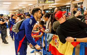 Mikel Merino se fotografía con los aficionados españoles en el aeropuerto de Tenerife.
