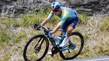 Astana confirma la baja de Higuita en la Vuelta a España 2025.