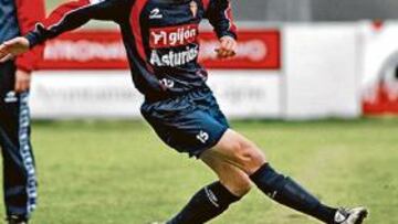 <b>TRANQUILO. </b>Rober Canella, tirando en el entrenamiento de ayer, desconoce las ofertas por él y afirma que quiere seguir en el Sporting.