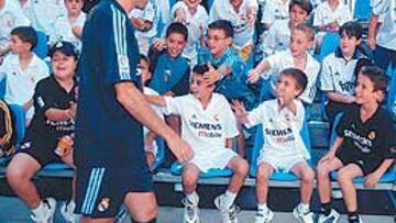 <B>VALDANO:</b> "Zizou es tan bueno que hasta roba los balones con arte..."
