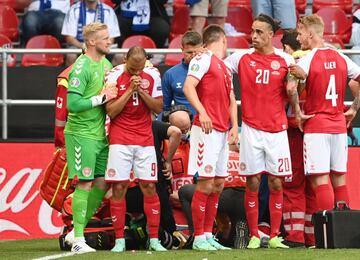 El centrocampista dan¨¦s del Inter de Mil¨¢n se desplom¨® y qued¨® inconsciente tras un salto durante el encuentro de la Eurocopa ante Finlandia. Los servicios m¨¦dicos actuaron durante varios minutos antes de ser sacado en camilla para ser trasladado al hospital.