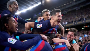 Los jugadores del Barça celebran su victoria en el Clásico.