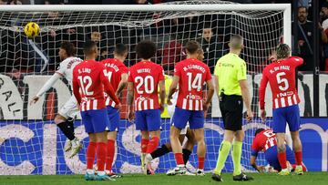 SEVILLA, 11/02/2024.- Jugada del primer gol del Sevilla anotado por Isaac Romero durante el encuentro correspondiente a la jornada 24 de Primera División que disputan hoy domingo Sevilla y Atlético de Madrid en el estadio Sánchez Pizjuán, en Sevilla. EFE/ Julio Muñoz.